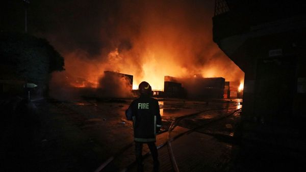 Bangladesh: ढाका के बेली रोड बिल्डिंग में भयानक अग्निकांड, 7 मंजिला इमारत में लगी आग, अब तक 44 लोगों की मौत