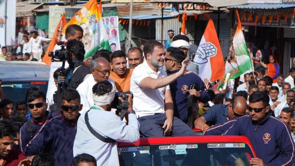 खुली जीप पर सवार राहुल गांधी, भीड़ पर बरसे फूल, सिंधिया के गढ़ गुना में कांग्रेस की न्‍याय यात्रा