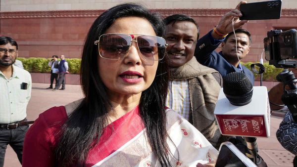 Cash for Query: महुआ मोइत्रा के खिलाफ CBI का बड़ा एक्शन, कैश-फॉर-क्वेरी मामले में केस दर्ज