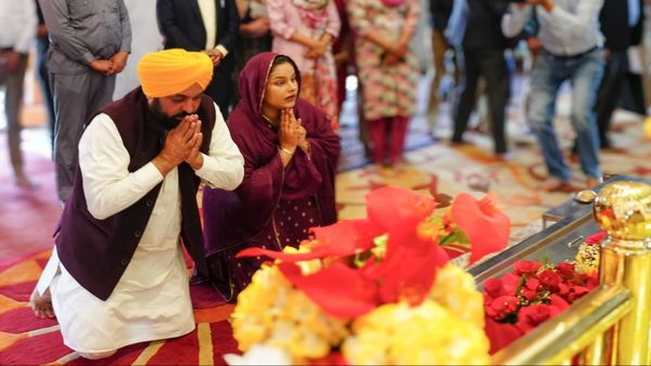 Punjab News: सीएम मान परिवार के साथ पहुंचे मोहाली, गुरुद्वारा अंब साहिब में नतमस्तक हुए मुख्यमंत्री