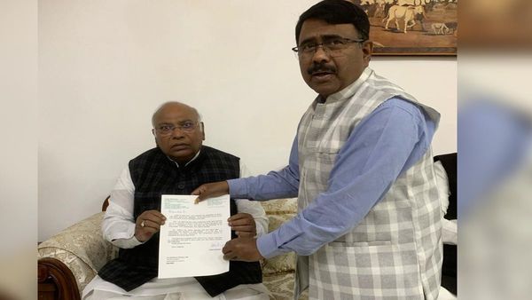 असम के बारपेटा सांसद अब्दुल खालिक ने वापस लिया इस्तीफा, खड़गे-सोनिया से मुलाकात के बाद बदला मन