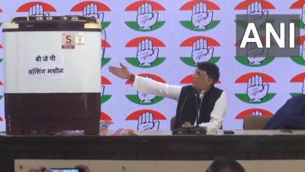 प्रेस कॉन्फ्रेंस में Washing Machine लेकर पहुंचे पवन खेड़ा, कांग्रेस ने अनोखे अंदाज में बीजेपी को घेरा