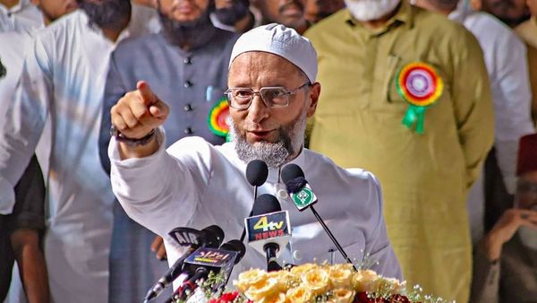 असदुद्दीन ओवैसी ने की CAA पर तुरंत रोक लगाने की मांग, कानून के खिलाफ पहुंचे सुप्रीम कोर्ट