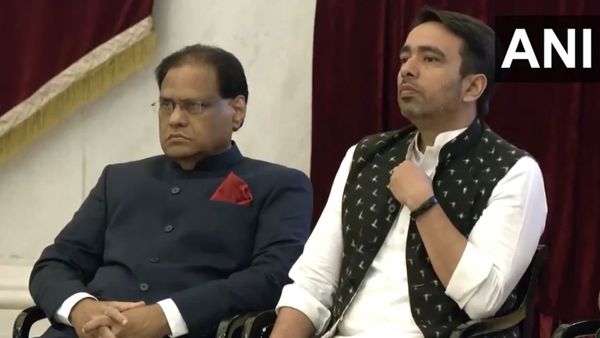 राष्ट्रपति द्रौपदी मुर्मू ने आज पांच हस्तियों को किया भारत रत्न से सम्मानित, राम नाथ ठाकुर और जयंत सिंह मौजूद