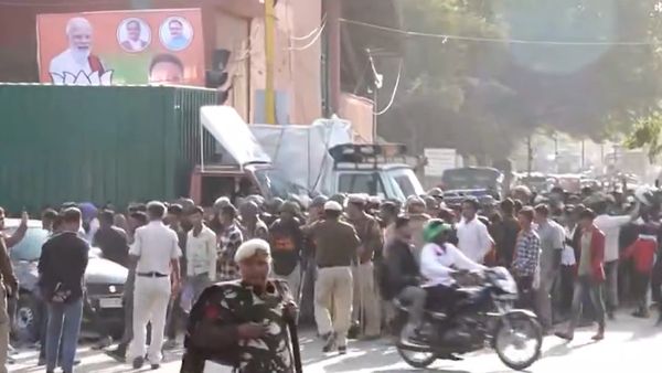 दिल्ली: नमाजियों को लात मारने से इंद्रलोक इलाके में तनाव, भारी संख्या में फोर्स तैनात, जांच में जुटी पुलिस