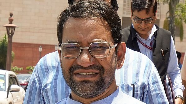 लोकसभा चुनाव 2024: 'परिवार से ऊपर उठ नहीं पाए अखिलेश...', धर्मेंद्र यादव को टिकट देने पर निरहुआ ने कसा तंज