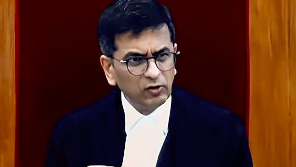 'मुझ पर चिल्लाइए मत, हम आपके लिए नहीं बैठे हैं', सुनवाई के दौरान वकील मैथ्यू नेदुम्पारा पर भड़के CJI चंद्रचूड़