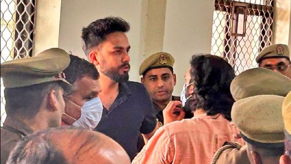 Elvish Yadav: सलाखों के पीछे बंद एल्विश यादव को मिली बड़ी राहत, अब नोएडा पुलिस ने कहा- 'गलती हो गई थी...'