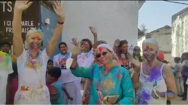 Khajuraho News: खजुराहो में विदेशी सैलानियों ने खेली होली, जमकर उड़ाए अबीर और गुलाल