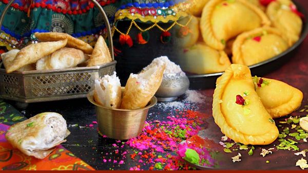 Holi 2024: होली पर इस तरह से घर पर बनाएं स्वादिष्ट गुजिया, मैदा गूंथने से पहले अपनाएं ये आसान टिप्स