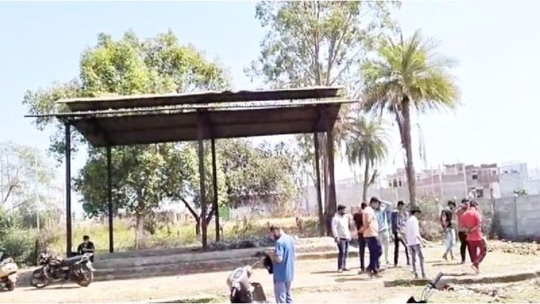 Guna News: श्मशान घाट का मंजर देख दोस्तों के होश उड़े, जलती चिता में तांत्रिक कर रहे थे यह काम