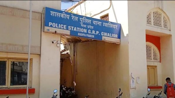 Gwalior News: चलती ट्रेन से ग्वालियर एसपी के पत्नी का पर्स पार, भोपाल से लेकर ग्वालियर तक मचा हड़कंप