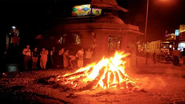 Holika Dahan 2024 Timing: कब खत्म होगा भद्राकाल? आज कितने बजे किया जाएगा होलिका दहन?
