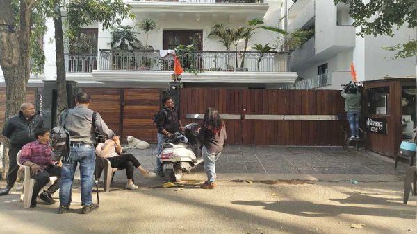 तंबाकू कारोबारी के घर आयकर विभाग का छापा, मिली डायमंड घड़ियां, करोड़ों में है कीमत