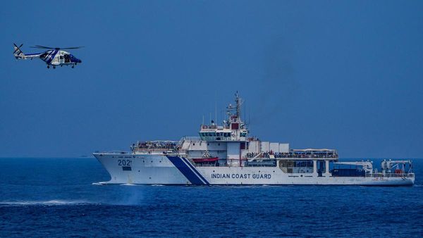 अदन की खाड़ी में लाइबेरियन शिप पर ड्रोन अटैक, भारतीय नौसेना ने फिर दिखाई जांबाजी, 23 लोगों को बचाया