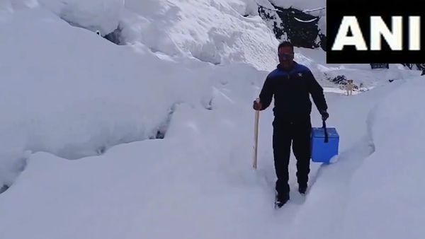 'जिंदगी के दो बूंद', बर्फबारी में जान पर खेल बच्चों को पोलिया ड्रॉप पिलाने पहुंचे स्वास्थ्यकर्मी, Video Viral
