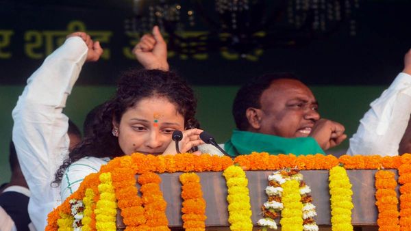 हेमंत सोरेन की पत्नी कल्पना के निकले आंसू, केंद्र पर बरसते हुए बोलीं- षड्यंत्र कर उन्हें जेल में डाला