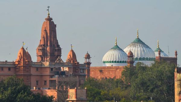 Krishna Janmabhoomi Case: मुस्लिम पक्ष को सुप्रीम कोर्ट से बड़ा झटका, हाई कोर्ट के फैसले में दखल देने से इनकार