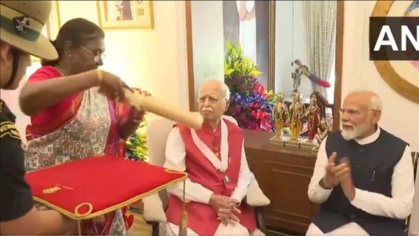 लालकृष्ण आडवाणी को राष्ट्रपति ने दिया 'भारत रत्न', घर जाकर किया सम्मानित, पीएम मोदी भी रहे मौजूद