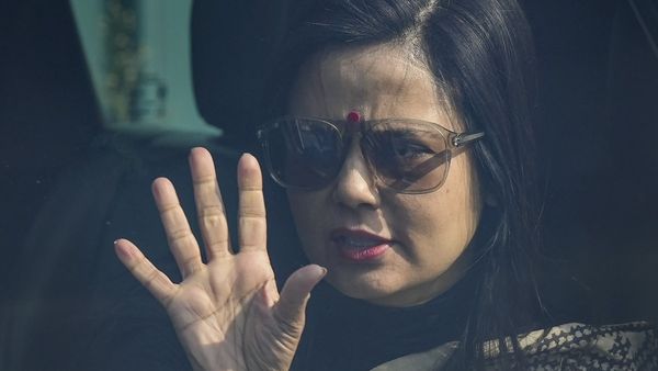 Cash For Query Case: TMC नेता महुआ मोइत्रा पर CBI का शिकंजा, कई ठिकानों पर चल रही तलाशी