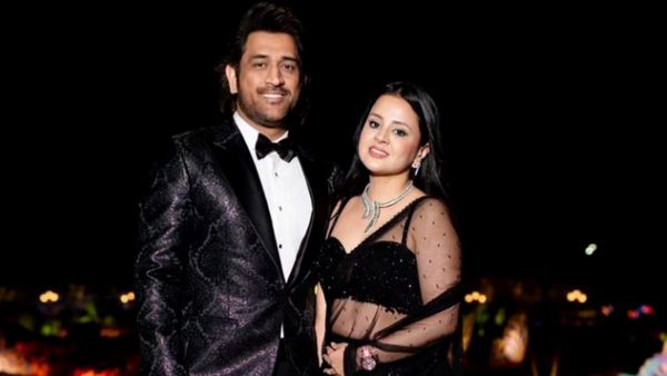 धोनी और साक्षी ने अंबानी परिवार के फंक्शन में लूट ली महफिल, काले कपड़ों में बॉलीवुड सेलिब्रिटीज को पछाड़ा