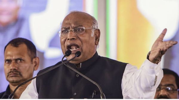 वकीलों के CJI को पत्र पर सियासत, खड़गे ने पीएम से पूछा- 'बंगाल में पूर्व जस्टिस को चुनाव में क्यों उतारा?