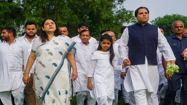 वरुण को गोद में लेकर मेनका ने एक झटके में छोड़ा था गांधी परिवार, जानिए क्या हुआ उस रात?