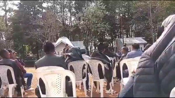 मणिपुर में चुनावी सभा के बीच गोलियों की तड़तड़ाहट, Video में दिखा खौफनाक मंजर