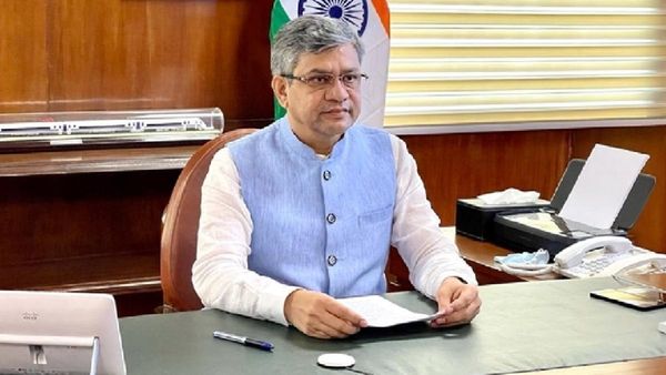 Google के एक्शन से गुस्से में केंद्र, खिंचाई के बाद Apps बहाल, अश्विनी वैष्णव ने कंपनी के साथ बुलाई बैठक