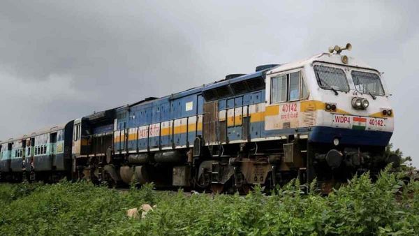 Indian Railway: होली पर्व पर रेलवे ने शुरू की कई ट्रेनें, जानिए क्या है सीट उपलब्धता? देखें पूरी List