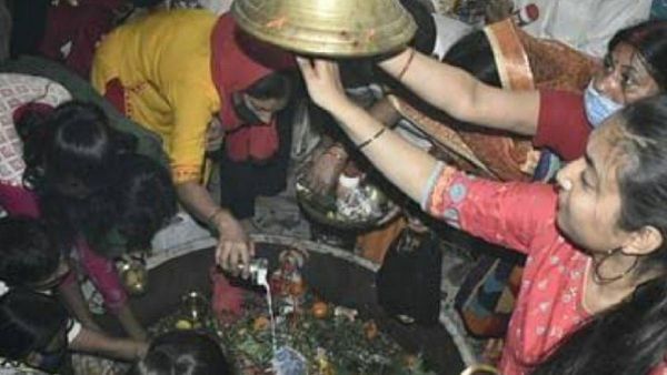 Mahashivratri 2024: शिव मंदिरों में उमड़ा आस्था का जन सैलाब, शिवालयों में हर हर महादेव की हो रही जय घोष