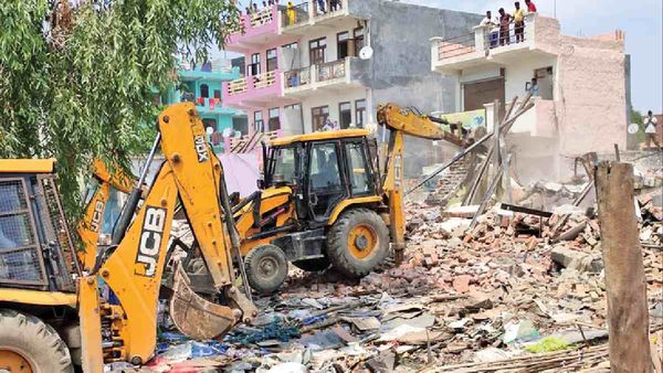 Lucknow News: अवैध निर्माण गिराते समय हुआ हादसा, नाराज लोगों ने लखनऊ एलडीए टीम पर किया पथराव