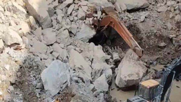 Mahoba News: पहाड़ पर ब्लास्ट करने के दौरान हुआ बड़ा हादसा, चार मजदूरों की मौत