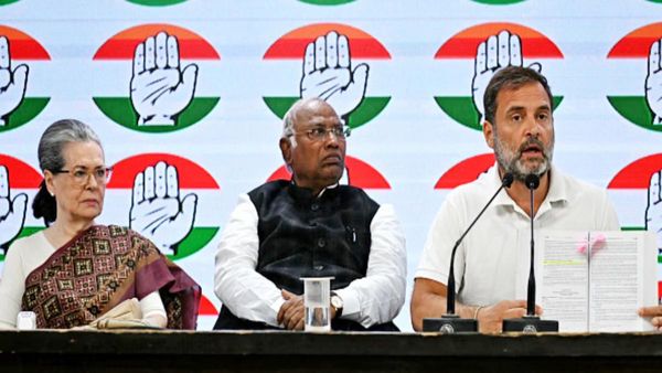 Congress: कमजोर हो चुकी कांग्रेस ने अब लोकतंत्र पर निकाली भड़ास