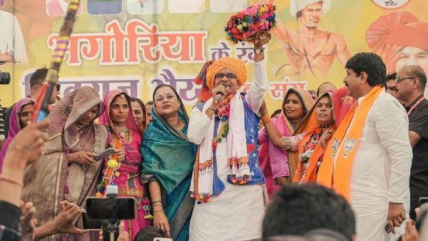 MP News: भगोरिया में मामा शिवराज का आदिवासी अंदाज, पत्नी साधना सिंह के साथ जमकर किया डांस