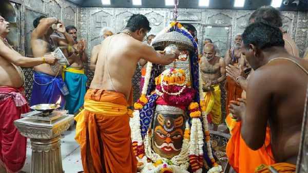Ujjain News: होली पर आग के बाद महाकाल मंदिर में बदला रंगपंचमी का तरीका, कैसे लगा भगवान को रंग, जानिए