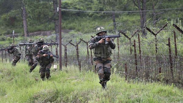 जम्मू-कश्मीर: राजौरी के नौशेरा सेक्टर में LoC पर बारूदी सुरंग में धमाका, विस्फोट में सेना के पोर्टर की गई जान