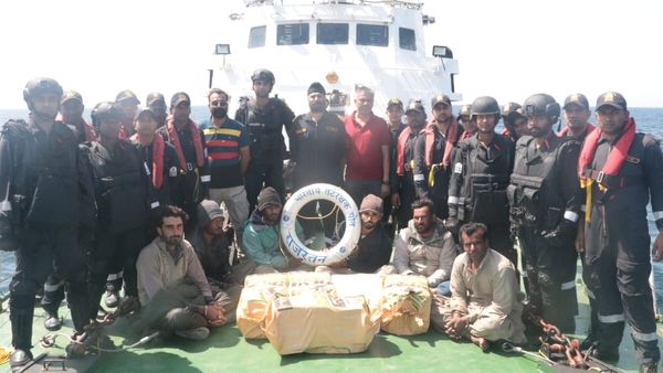 गुजरात तट के पास 480 करोड़ के नशीले पदार्थों के साथ पाकिस्तानी नाव जब्त, 6 सदस्य भी गिरफ्तार