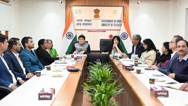 लोकसभा चुनाव से पहले मोदी सरकार का मास्टर स्ट्रोक, सरकारी कर्मचारियों की 4 प्रतिशत बढ़ाई डीए