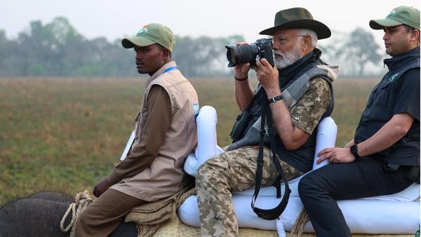 PM मोदी ने काजीरंगा नेशनल पार्क में की हाथी-जीप सफारी, 18000 करोड़ की परियोजनाओं का रखेंगे आधारशिला