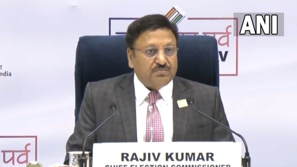 EVM को लेकर उठे सवाल तो ECI ने शायरना अंदाज में कसा तंज, कहा- 'वफा तुमसे नहीं होती,खता ईवीएम की कहते हो'