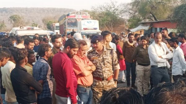 Satna News: ट्रक ने ट्रैक्टर-ट्रॉली में मारी टक्कर, दो लोगों की मौत हुई तो आक्रोषितों ने कर दिया सड़क जाम