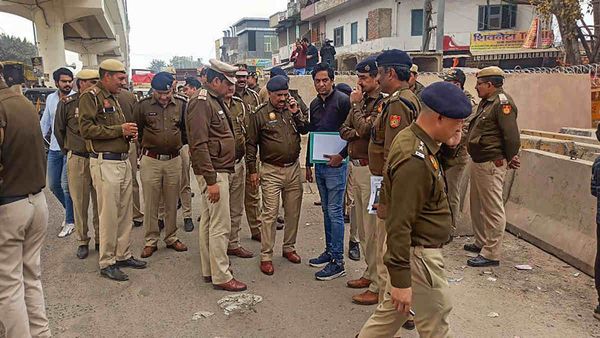 CAA लागू होने के बाद बढ़ी सुरक्षा, दिल्ली, नोएडा, असम में फ्लैग मार्च, सोशल मीडिया पर कड़ी नजर