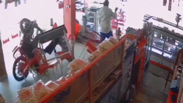 पलक झपकते ही मौत को मात! दुकान के अंदर घुसी तेज रफ्तार बाइक, भयानक हादसे का Video Viral