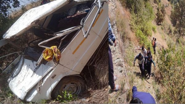 Tehri accident news: कार अनियंत्रित होकर गहरी खाई में गिरी,2 लोगों की मौत,10 घायल