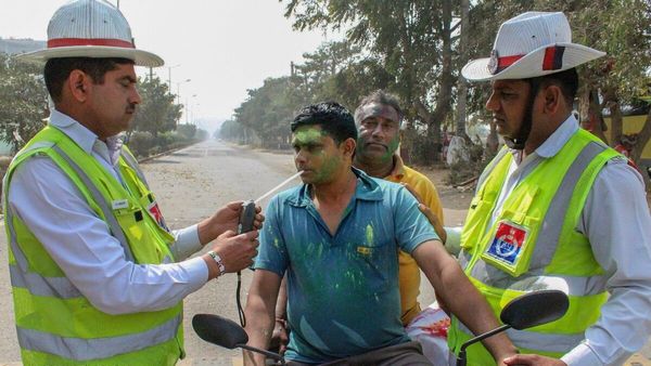 NO ड्रिंकिंग ड्राइव, NO रेड लाइट जंपिंग...होली के लिए दिल्ली ट्रैफिक पुलिस ने जारी की एडवाइजरी