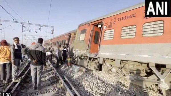 Rajasthan Train derailed: साबरमती आगरा कैंट सुपरफास्ट ट्रेन के 4 डिब्बे पटरी से उतरे, मचा हड़कंप