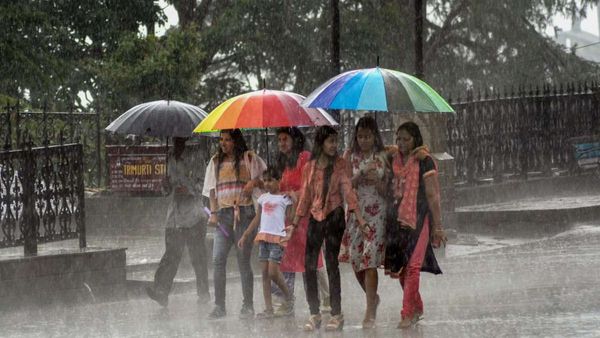 Weather Forecast: पूर्वोत्तर में बारिश, घाटी में बर्फबारी, यूपी- बिहार में ओलावृष्टि का अलर्ट, कैसा रहेगा मौसम