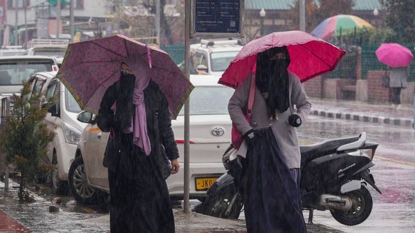 Weather News Today: फिर से हुआ गुलाबी ठंड का अहसास, दिल्ली-एनसीआर में बारिश
