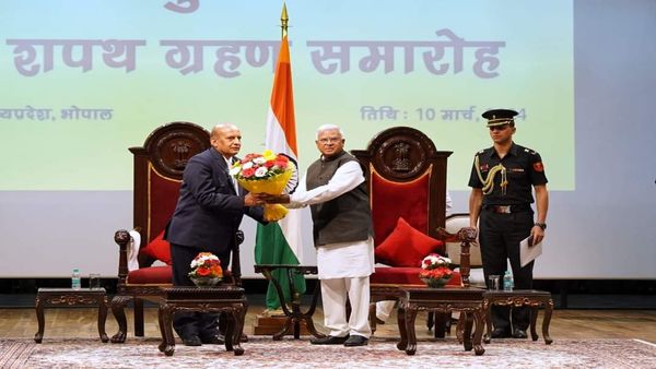 Bhopal News: राज्यपाल मंगू भाई पटेल ने जस्टिस सत्येंद्र कुमार सिंह को दिलाई लोकायुक्त मध्य प्रदेश की शपथ